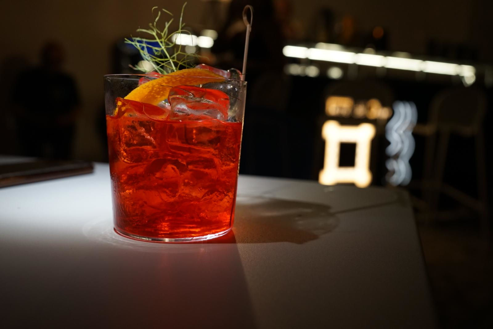 Cocktail servito al lounge bar della Torre del Cupo al tramonto
