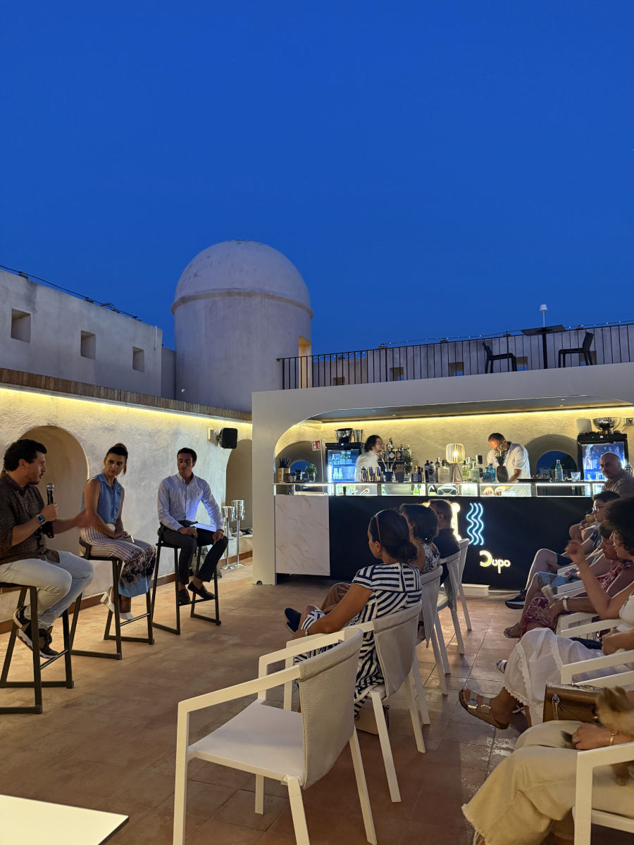Sala espositiva con quadri alle pareti nella Torre del Cupo
