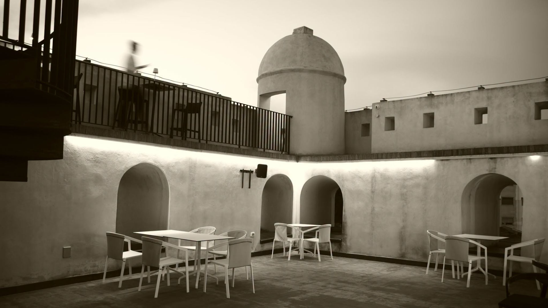 La Torre del Cupo vista dall'esterno al tramonto, architettura costiera calabrese
