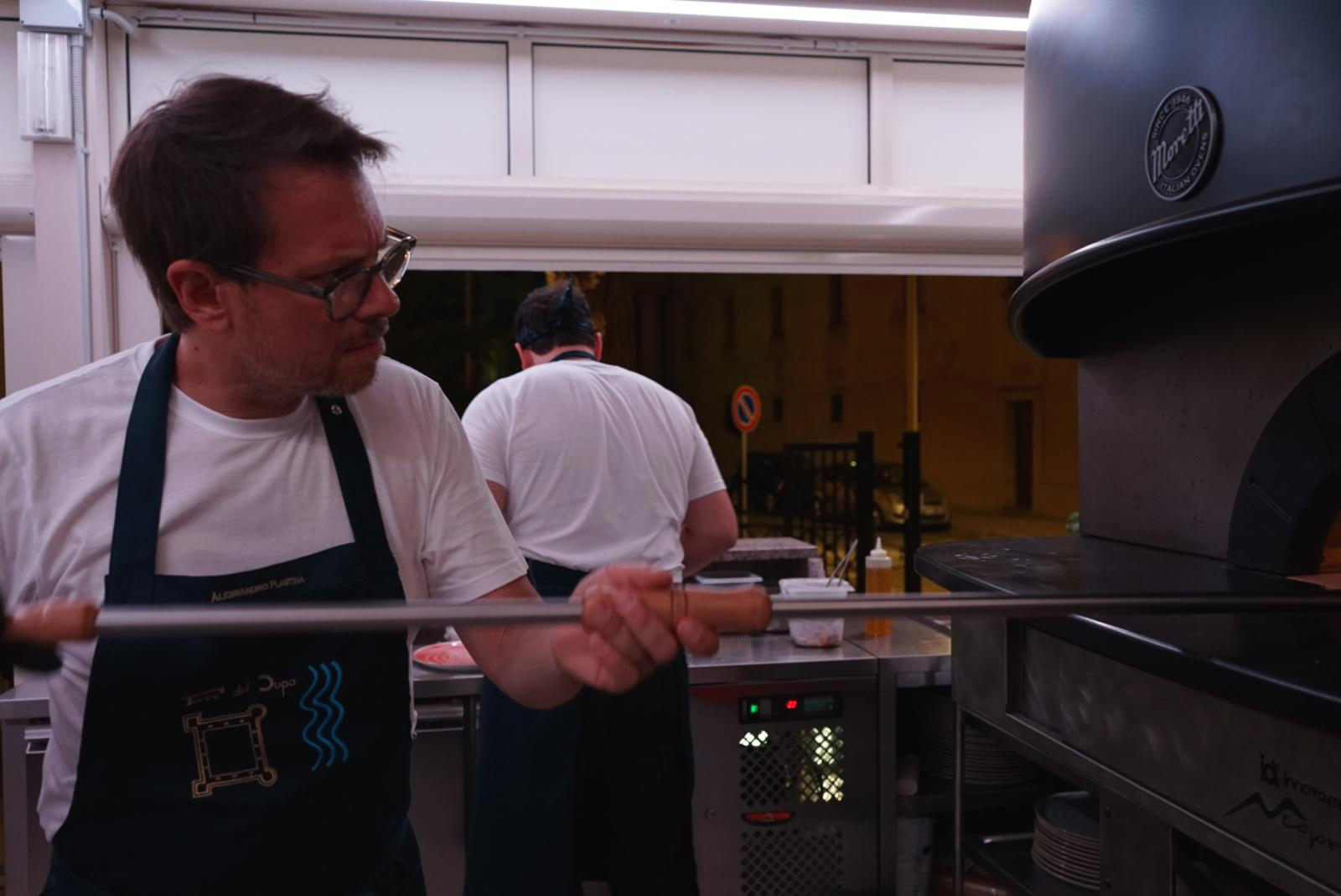 Pizzaioli al lavoro nel forno a vista di Torre del Cupo di Corigliano Rossano