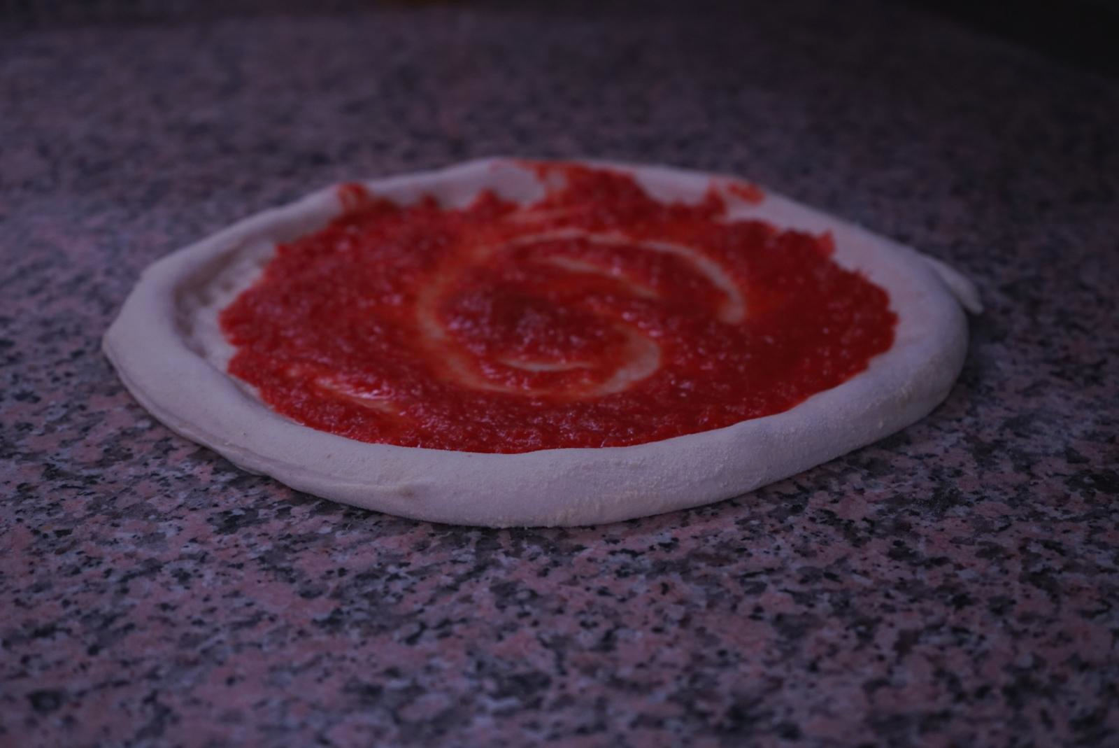 Preparazione della pizza dopo il processo di lievitazione nella pizzeria Torre del Cupo di Schiavonea