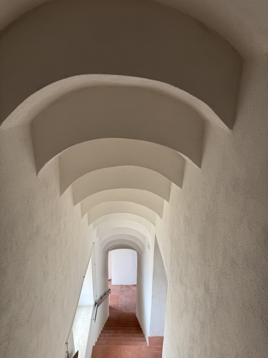 Scale tra le mura all'interno della Torre del Cupo