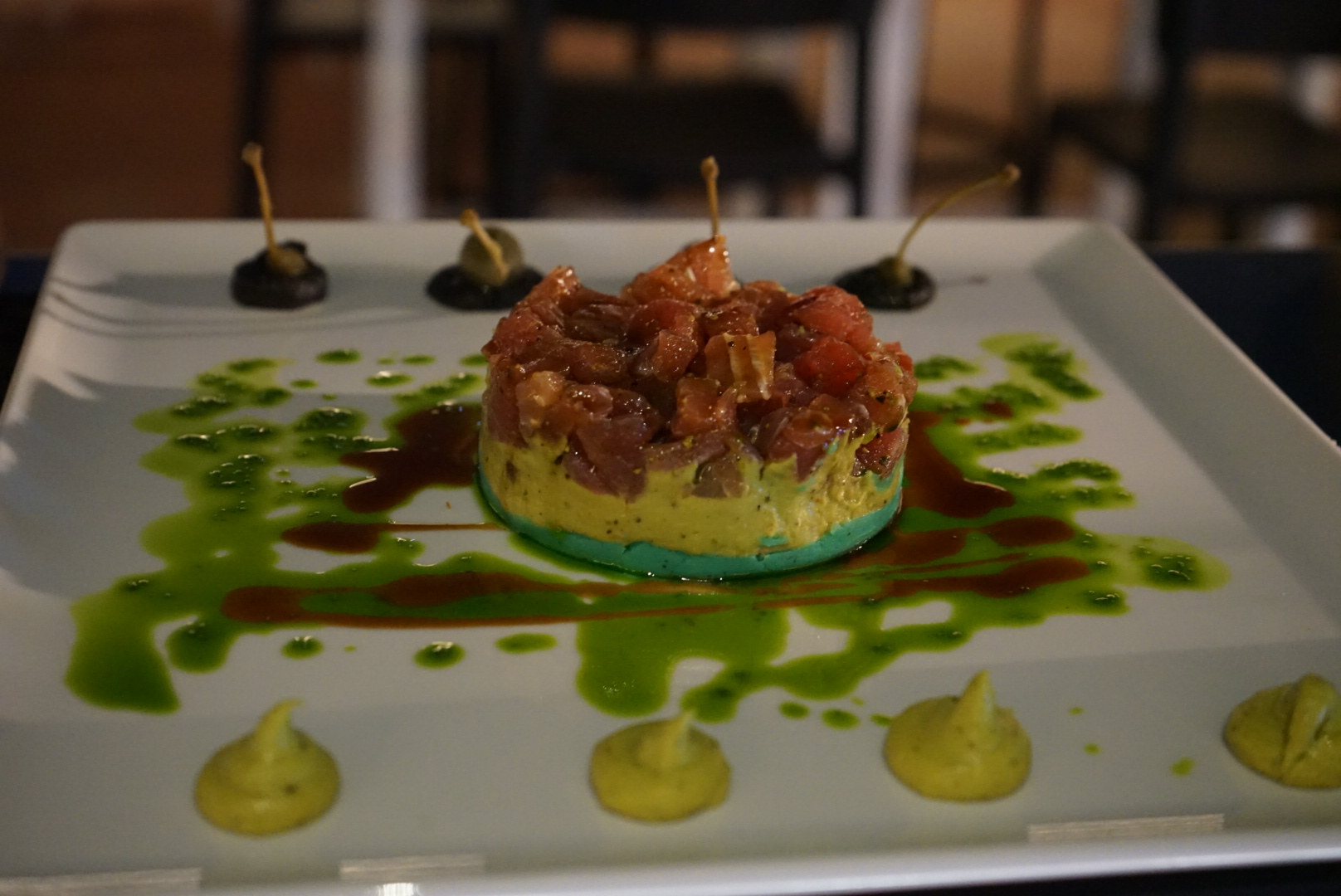 Piatto di pesce raffinato servito nell'area ristorante della Torre del Cupo