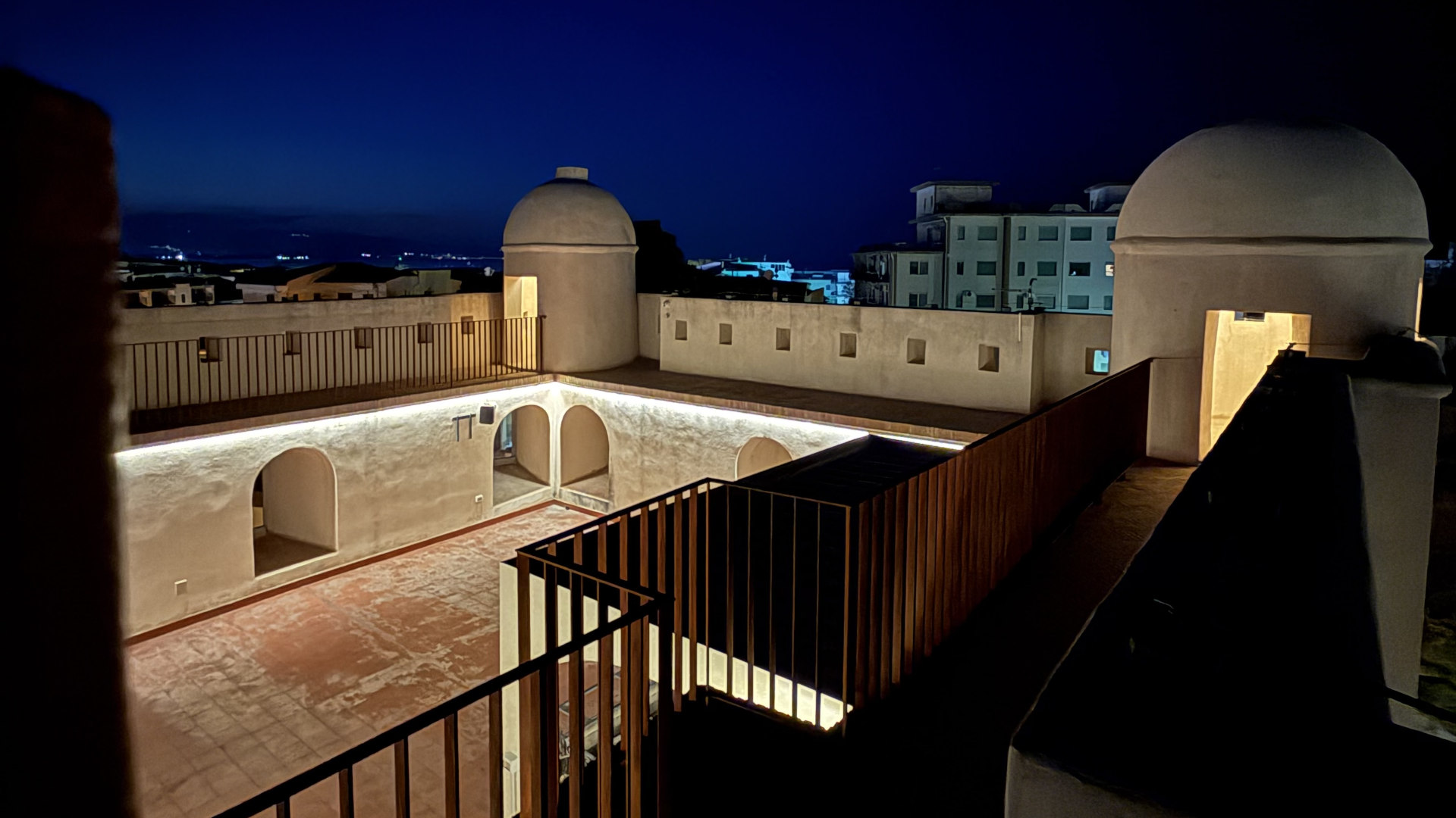La Torre del Cupo vista dall'esterno al tramonto, architettura costiera calabrese
