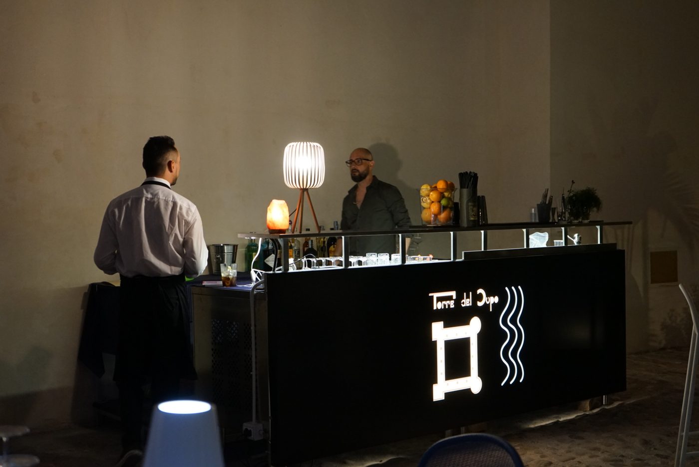 Il bancone del Lounge Bar della Torre del Cupo