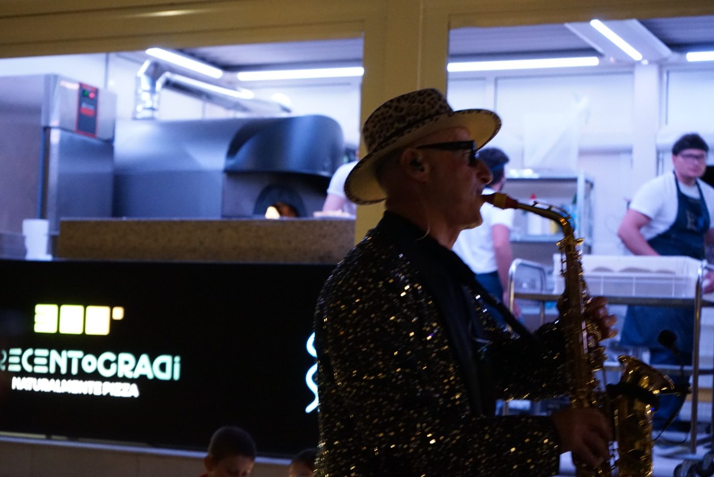 Musica dal vivo accanto al forno della pizzeria Trecentogradi