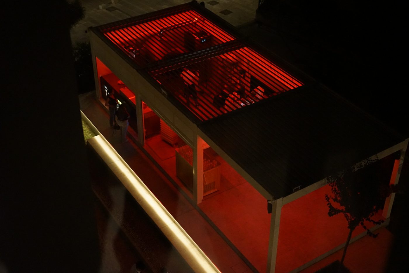 La terrazza della Torre del Cupo illuminata di notte